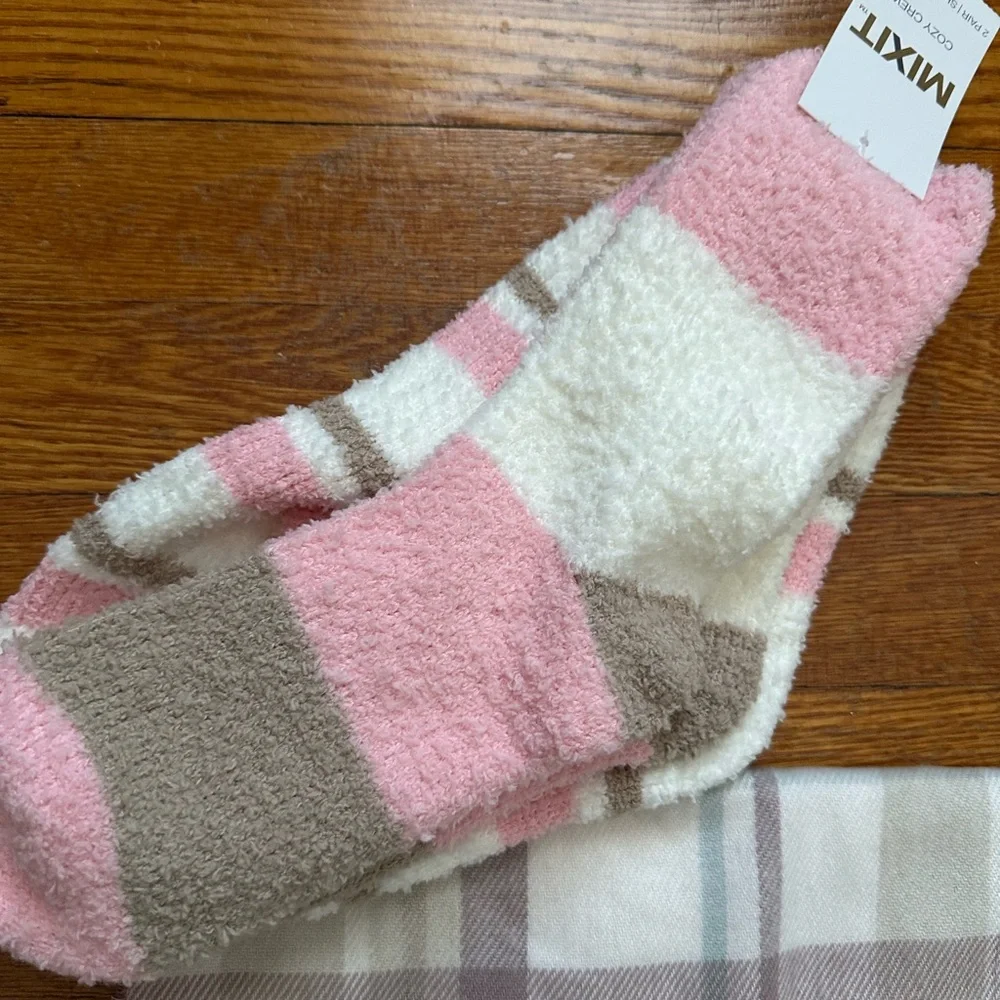 Khol’s | pink socks and scarf set - Picture 2 of 4